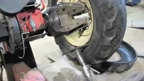 国外修车厂给拖拉机更换外胎的拆胎操作